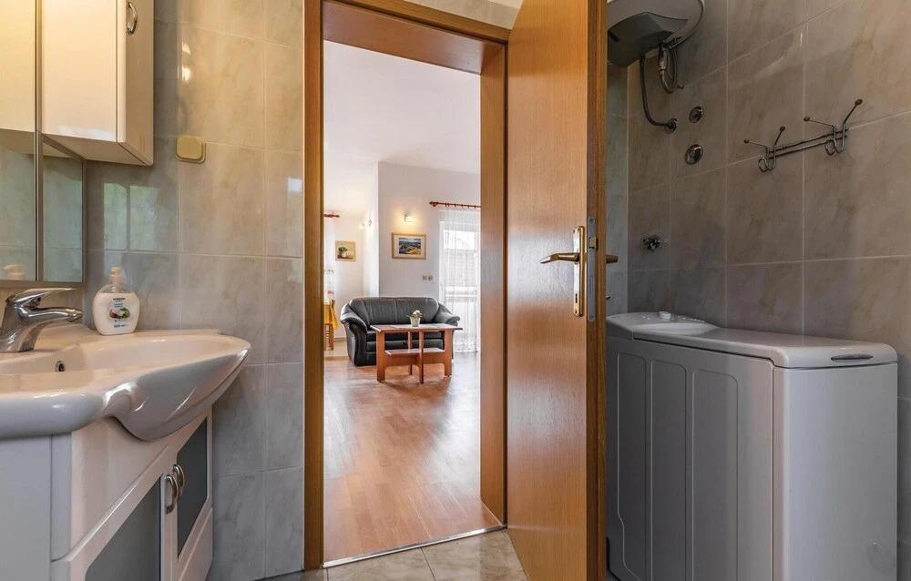 Stunning Home in Liznjan With Wifi and 3 Bedrooms