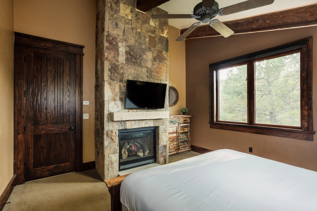 Sleeps 22! Craftsman Haven in Gated Community w/ Movie Room & Skiing