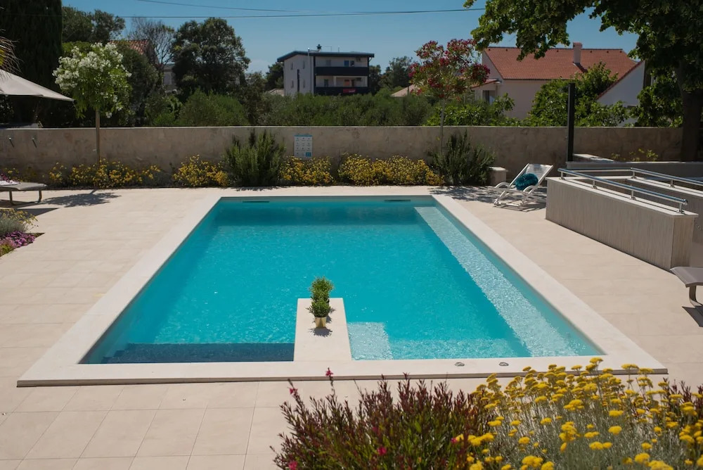 Seagull Pool Apartments & Studios