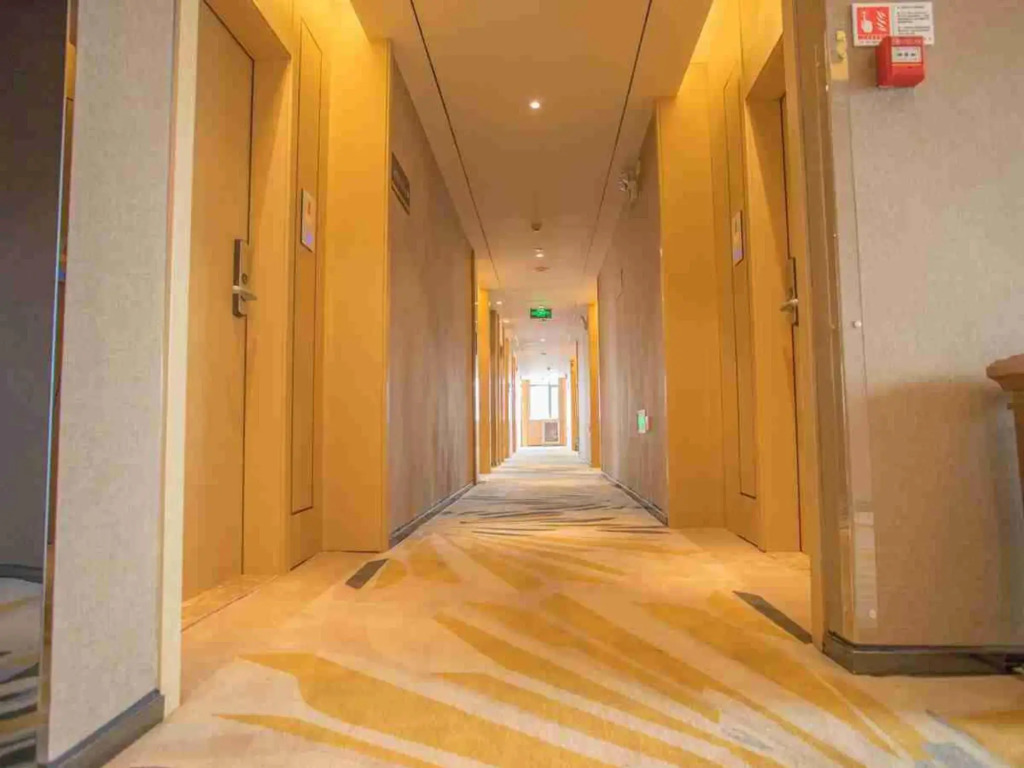 White Moonlight Hotel (Xishui Runda International Shopping Center)