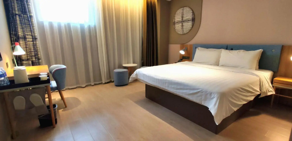 Yijia Hotel (Xinyi Railway Station Nanjing Road)