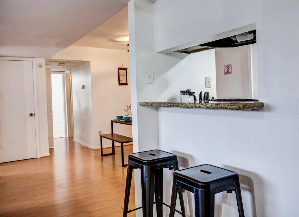 LovelyMedcenter area 3 BR, 2BA  condo w/grill