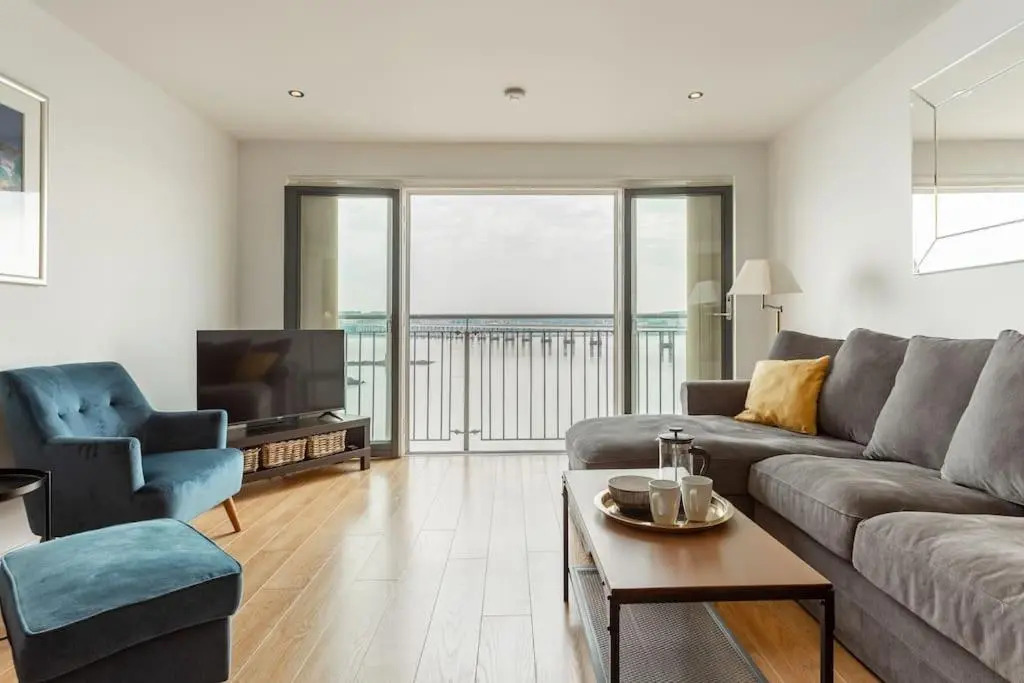 Lux Waterfront 2 bed Apt, V&A 10min walk, St Andrew's Golf 25min drive