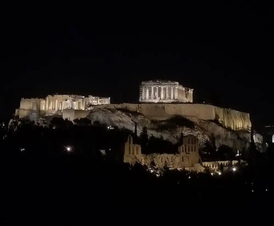 New Luxurious Studio at the Acropolis Foot Hills
