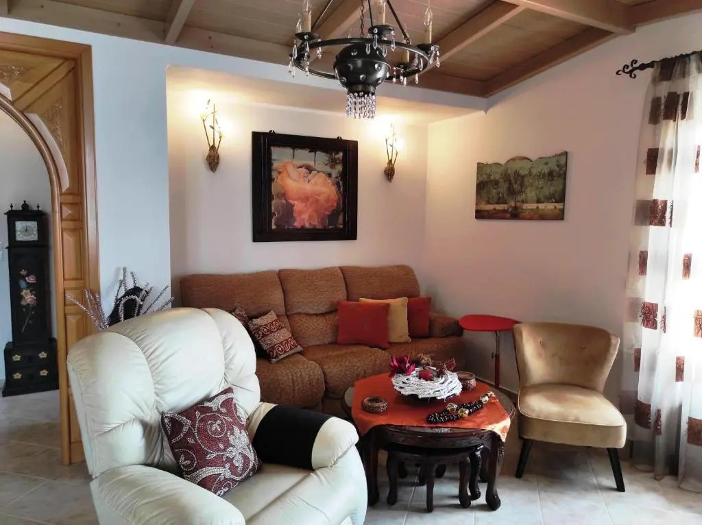 Reisis Family Residence