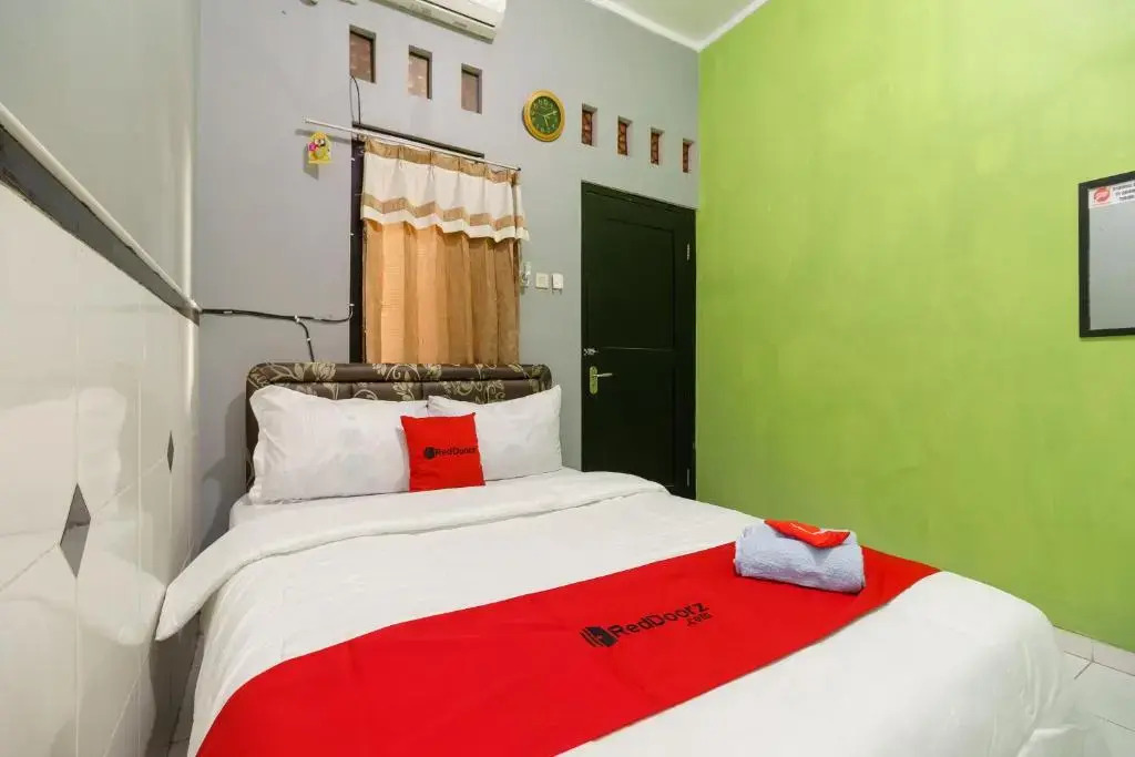 RedDoorz Syariah near Ciledug Station