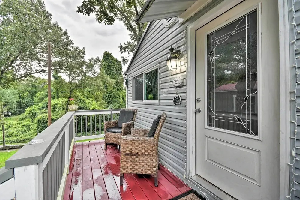 Rustic Chic Home: 1 Mi to Dtwn Hot Springs!