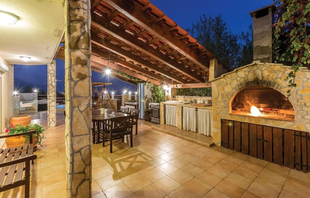 Four-Bedroom Holiday Home In Kastel Novi