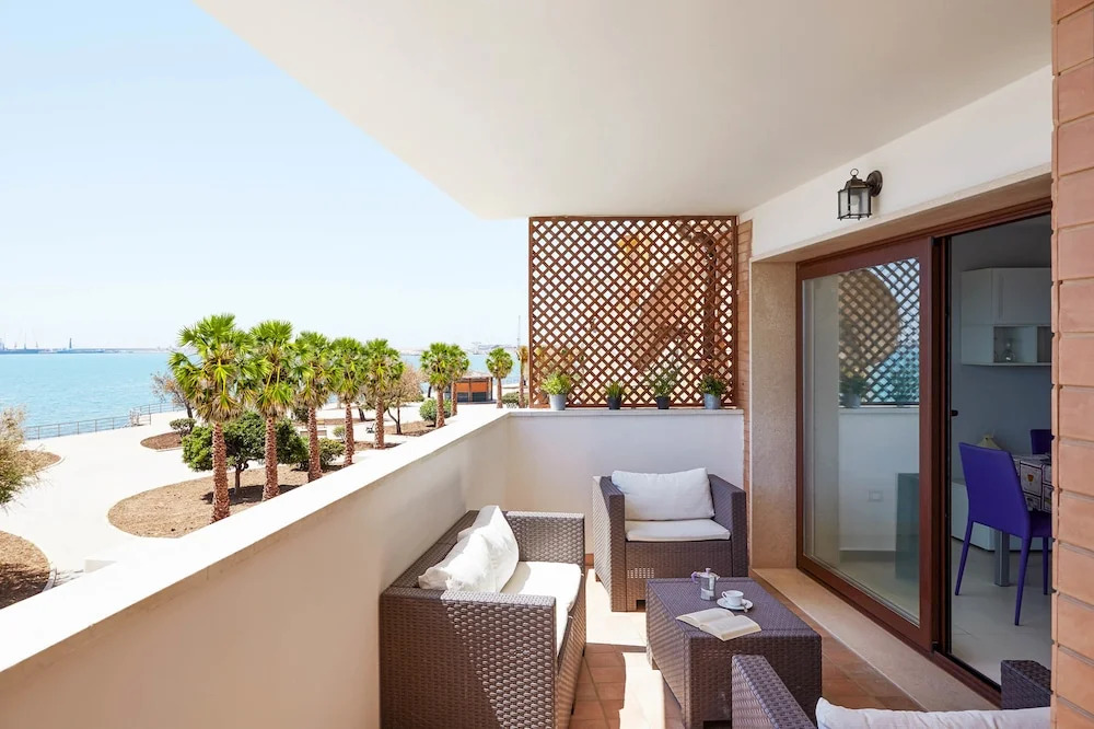 Aura CaseSicule, only for Sea View Lovers, Modern Style Apartment in City Center, Wi-Fi
