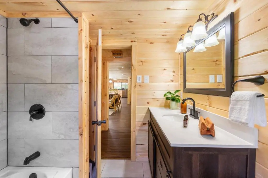 Carter Creek by Avantstay Secluded Yard w/ Creek + Suite