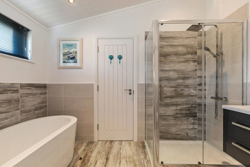 Hiraeth - Luxury Lodge with Hot Tub, Close to Beach