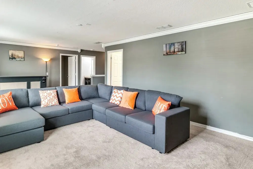 Media Lounge & Bar: Spacious Davenport Family Home