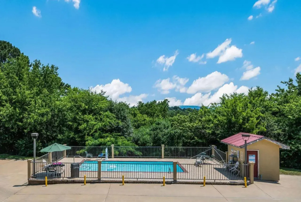 Econo Lodge Inn & Suites