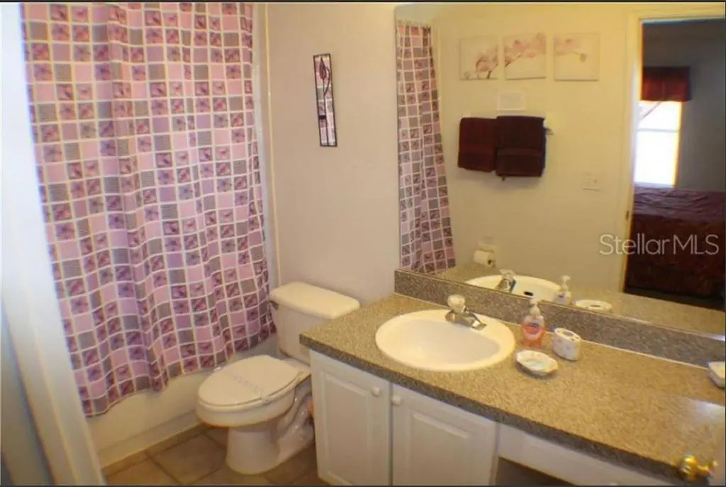 7 Bedroom, 4.5 Bath & Enclosed Pool. Lake View and 3 Miles to Disney!