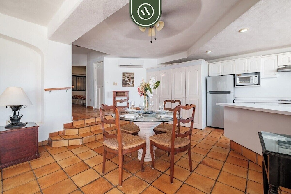 Amazing 2 BR Condo Overlooking the Pool - Romantic Zone