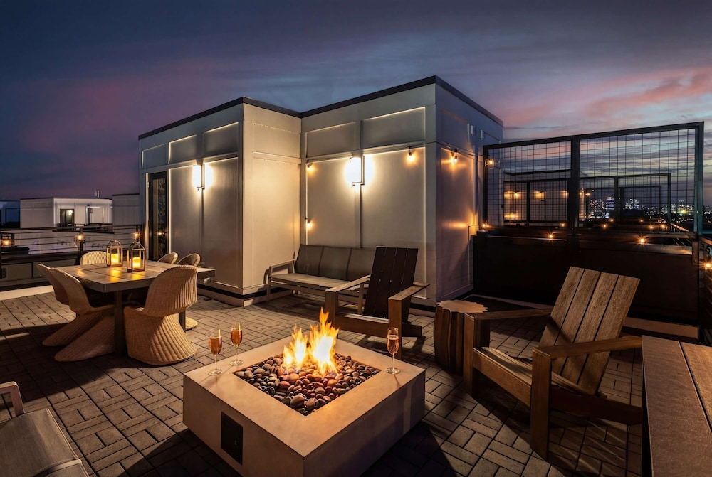 Luxe 4BR Retreat With Rooftop Fire Pit Garage