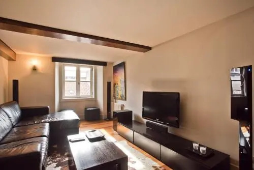 Bmyguest - Downtown Luxury Apartment