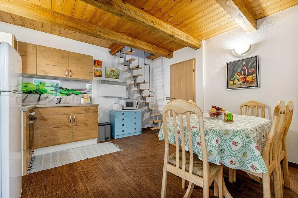 Ladybug House Nature Retreat w/ Jacuzzi - Happy Rentals