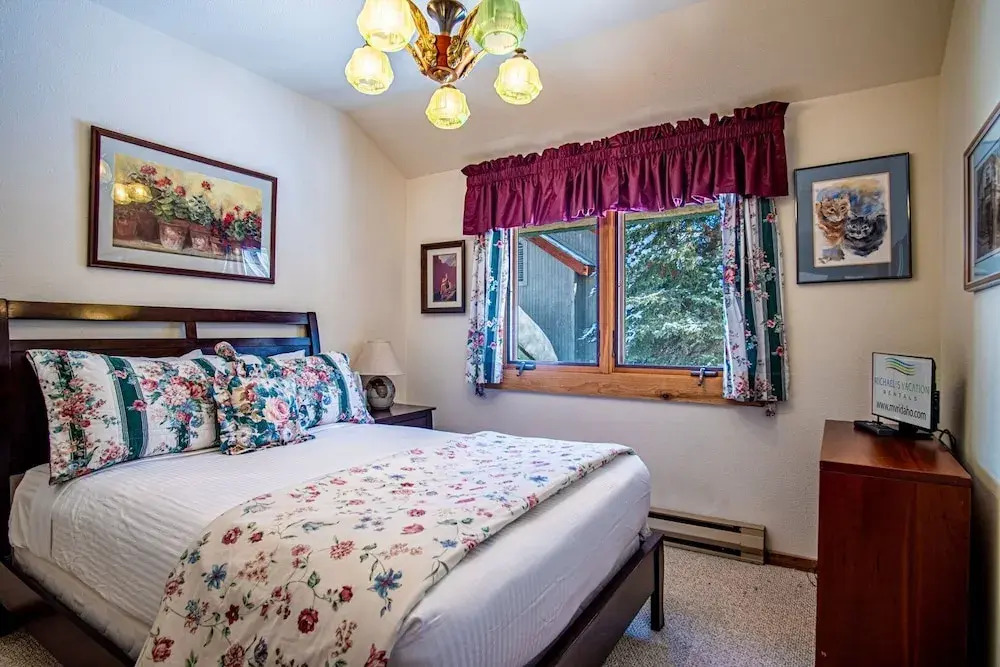 #104 Private Hot Tub, 2 car Garage, Abundant Parking, Elkhorn Amenities