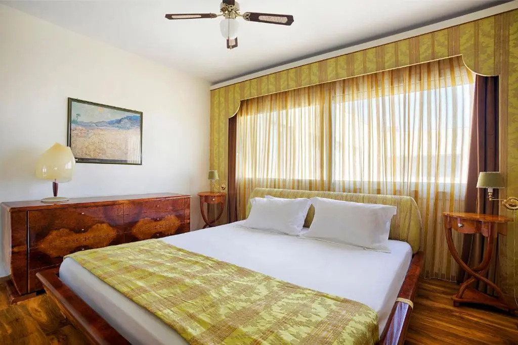 Unique 3 bedrm 3 bathrm apt - Acropolis views! SG69