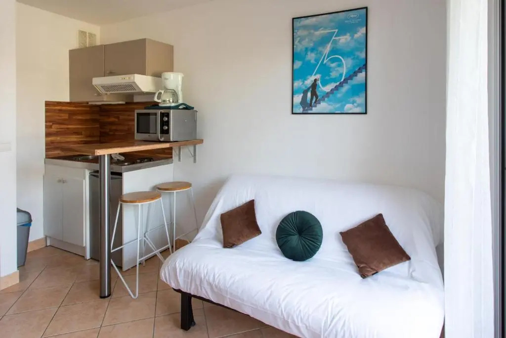 Nice Studio with balcony in quiet residence close to all amenities