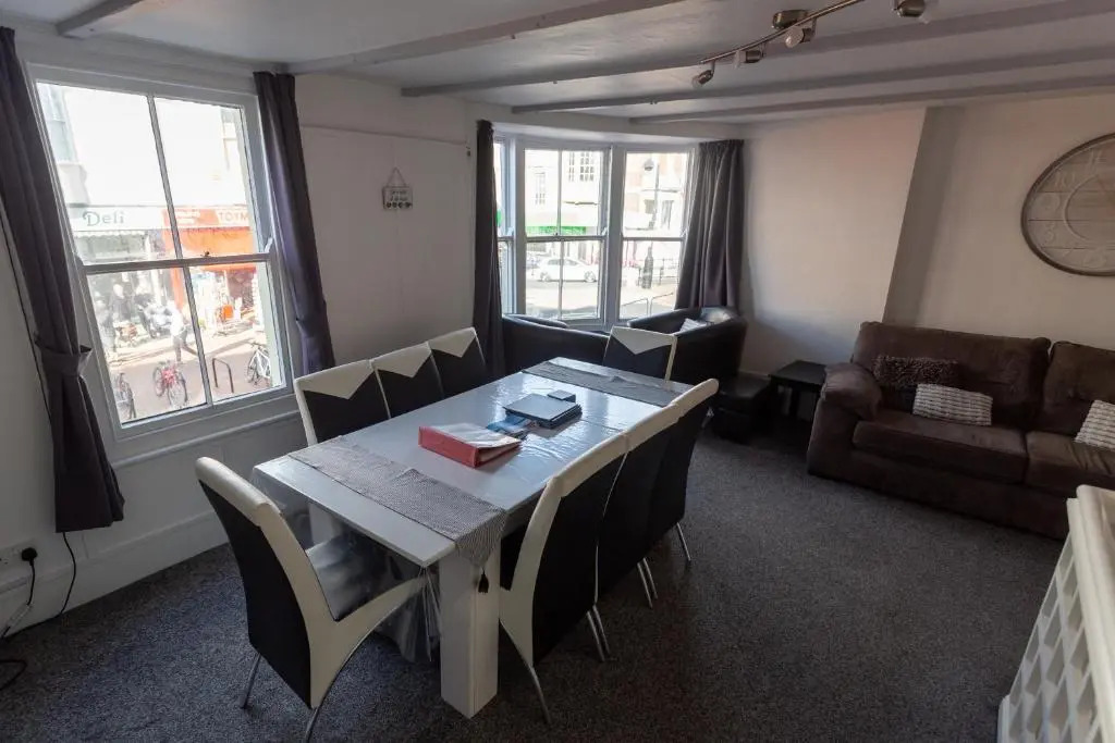 Ocean Apartment, 50 yds to Beach, Sleeps 10