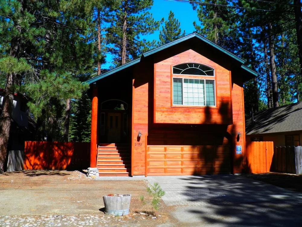 Private Hot Tub, Close to Tahoe's Famous Beaches