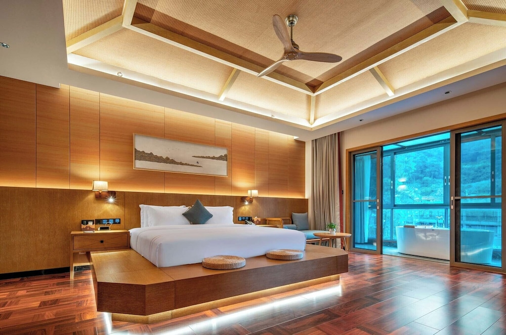 Yangshuo Fadai overhanging hot spring light luxury hotel