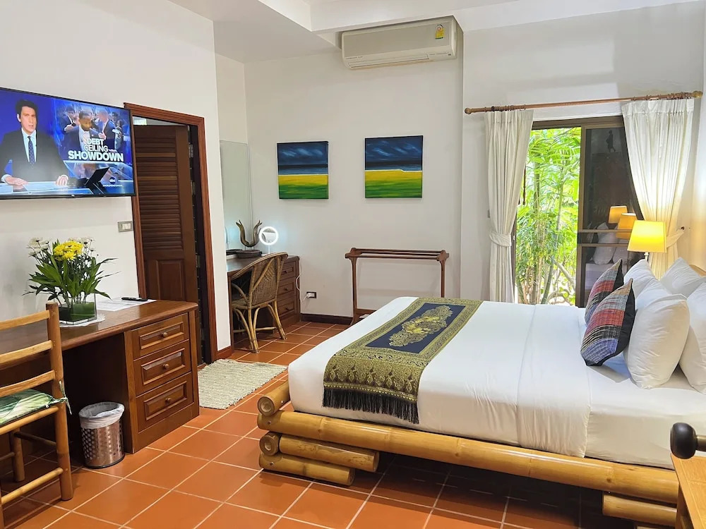 Luxury Four Bed Villa Jasmine, infinity pool, full staff , chef and breakfasts