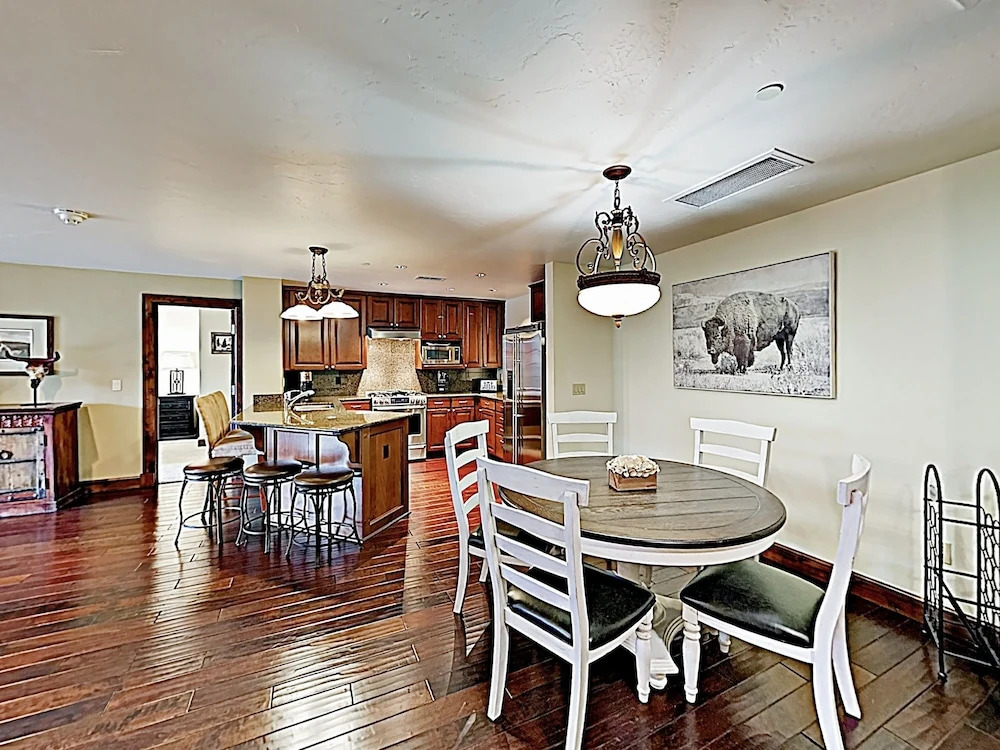New Listing! Luxe Mountain-view W/ Hot Tubs 3 Bedroom Condo