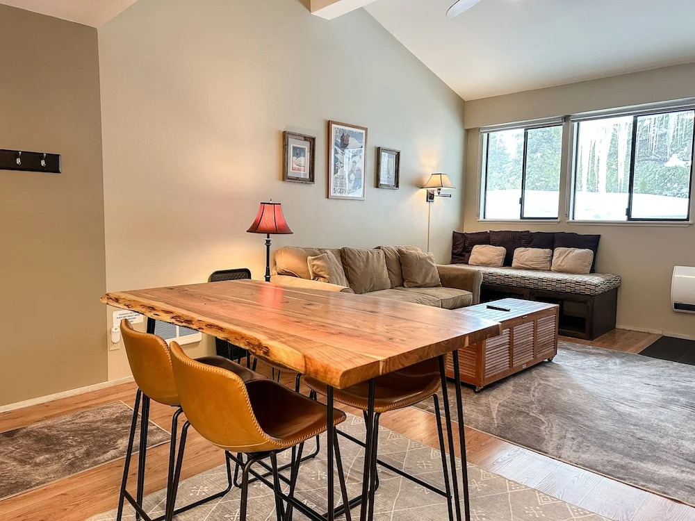 Summit 258 Pet-Friendly, Comfortable, Great Complex Amenities by RedAwning