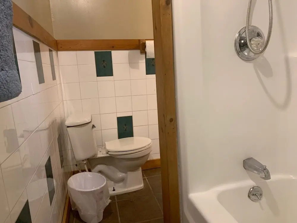 Pine Crest Motel & Cabins