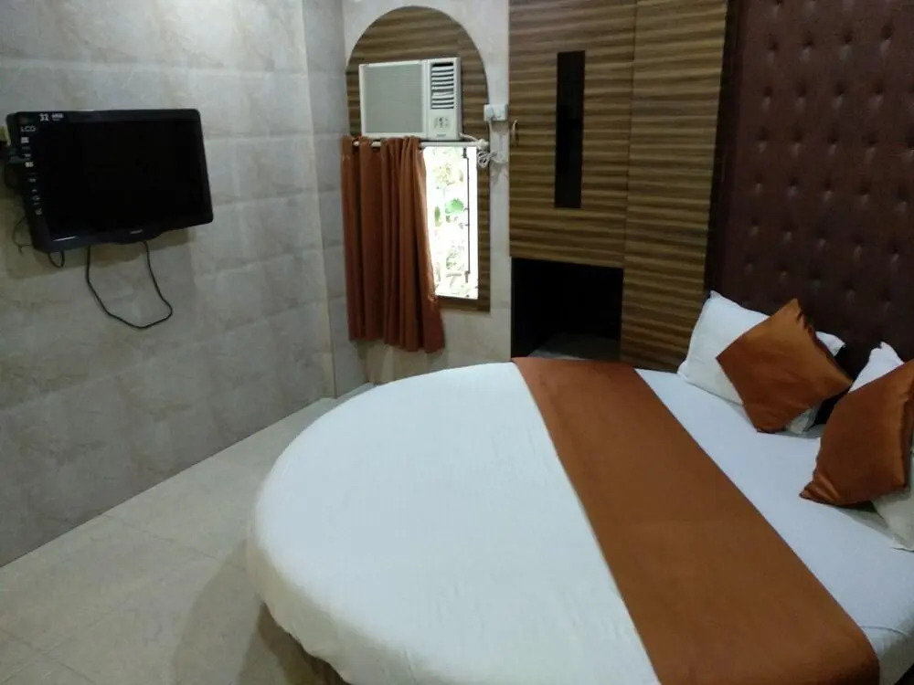 OYO 73415 Hotel Karishma