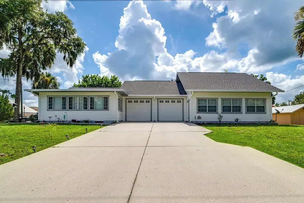 Explore Dtwn Crystal River: Walkable Duplex Unit