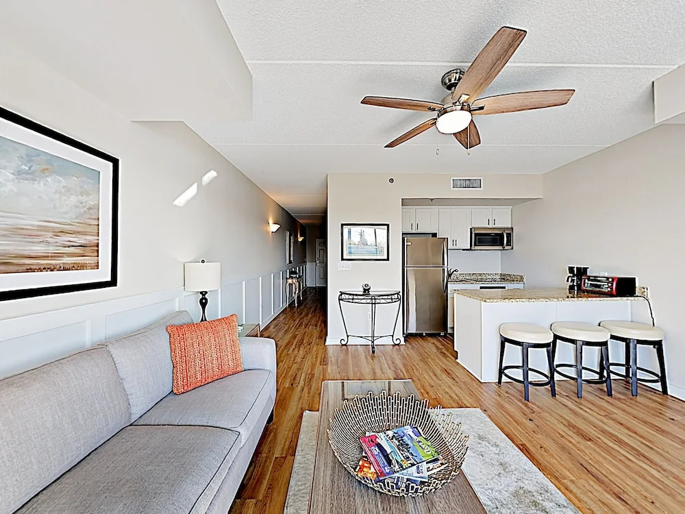 Downtown W/ River View, Near Shops & Beaches 1 Bedroom Condo