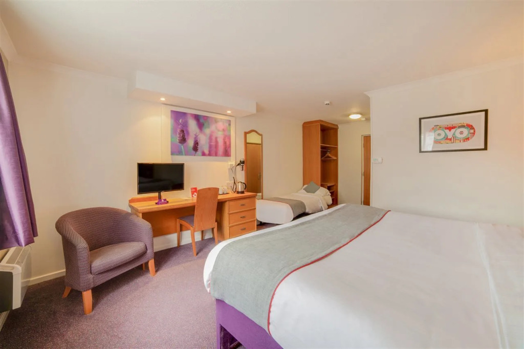 OYO Lakeside Haydock Hotel, St Helens, A580 East Lancs, Garswood Old Road