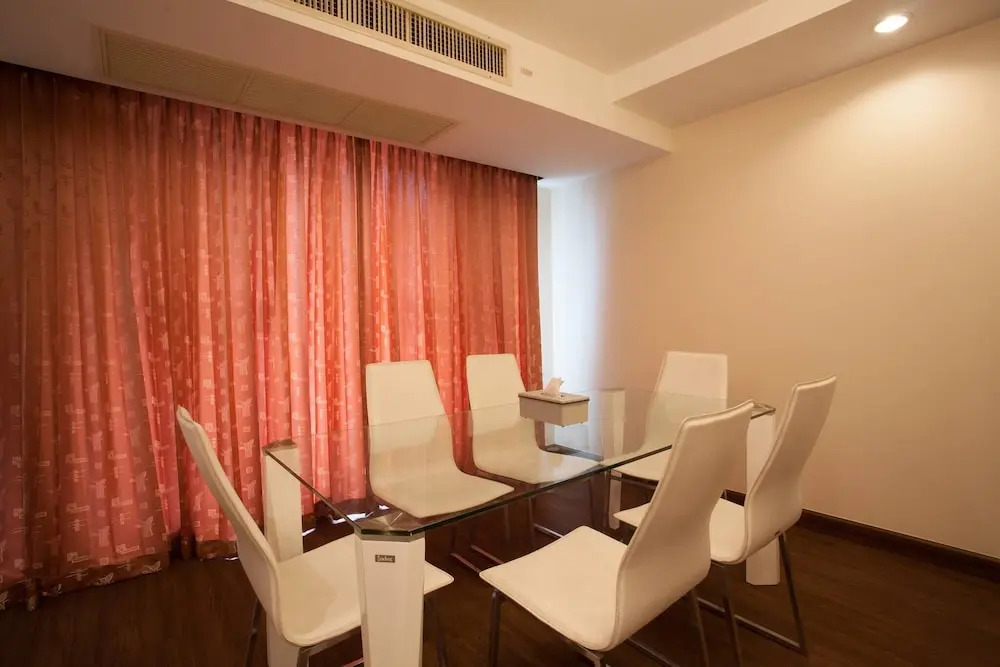 4D - 3 Bedroom Downtown Apartment With Shared Pool