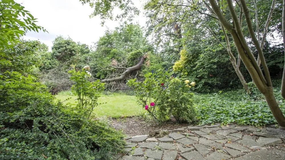 London Apartment- 4 Bedrooms-garden and Parking