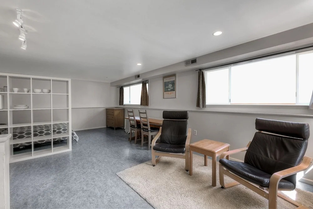 New Listing! Laurelhurst Hideaway, Near University Studio Bedroom Apts