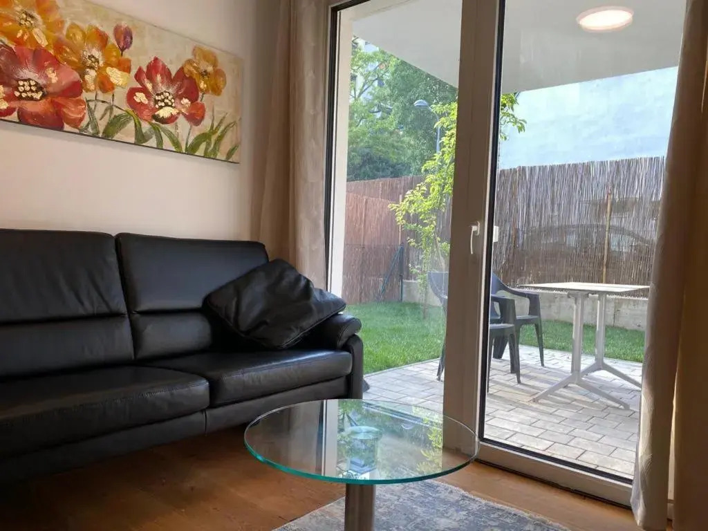 Modern apartment near city center - garden