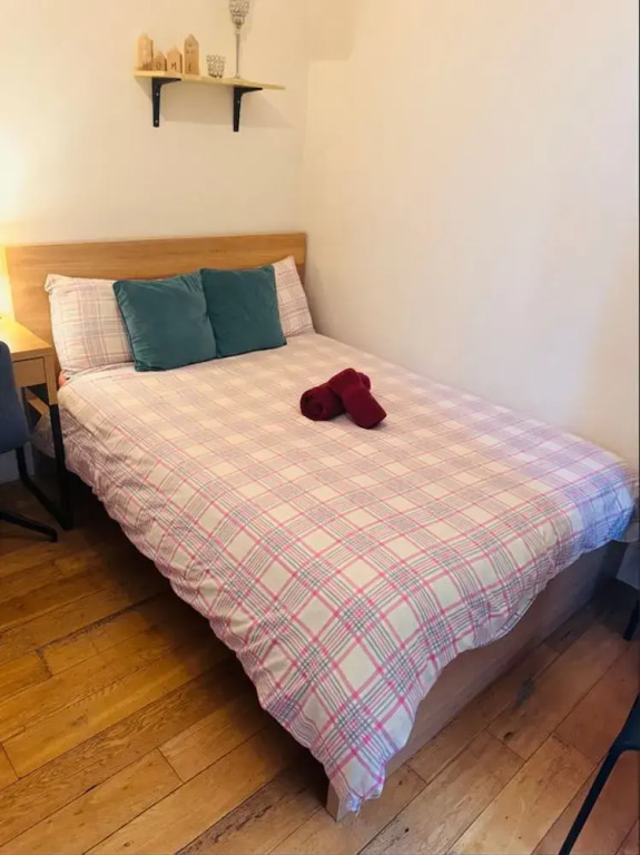 Private Homely Bedroom in Kensington R1