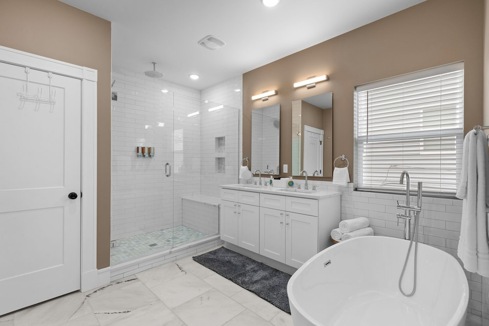 3325: Bright Urban Comfort by JZ Vacation Rentals