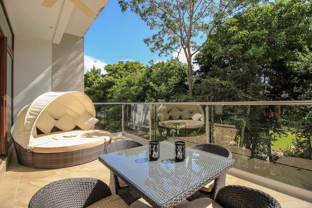 Stylish Modern Loft Lovely Furnished Balcony w Sunbed Jungle View