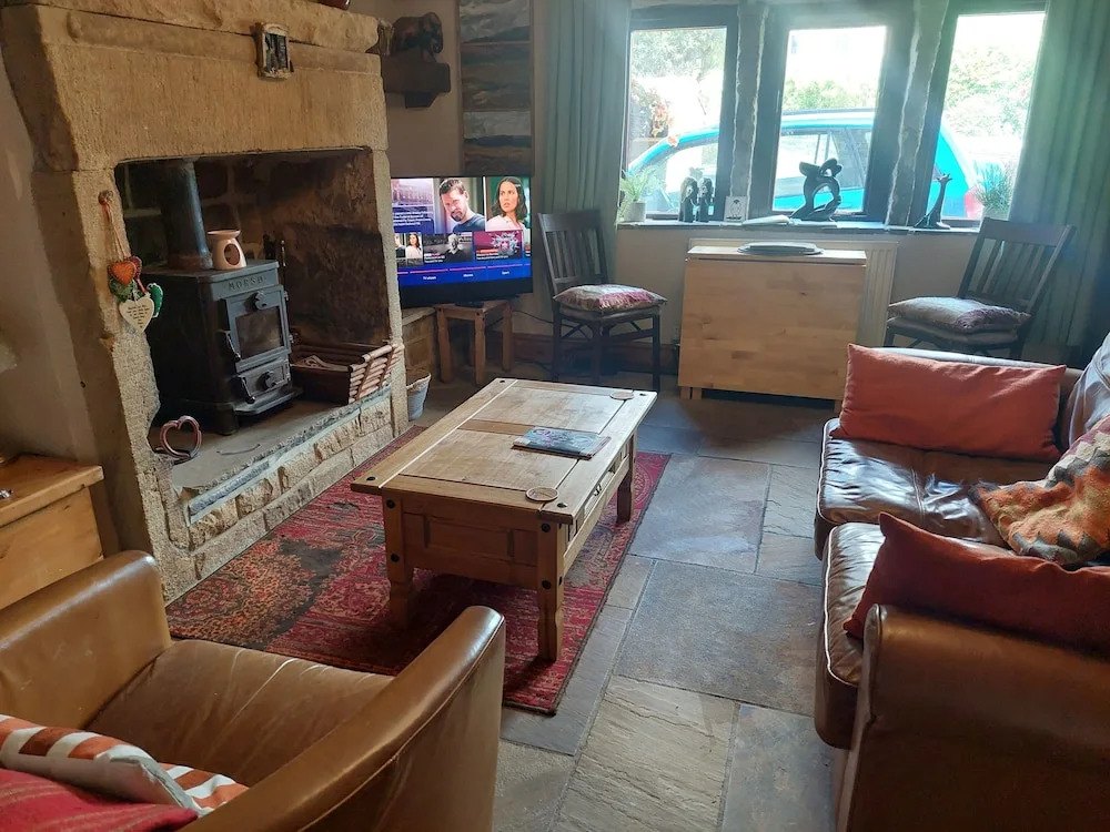 2 Bed Cottage - Sleeps 4 - Pets - Parking