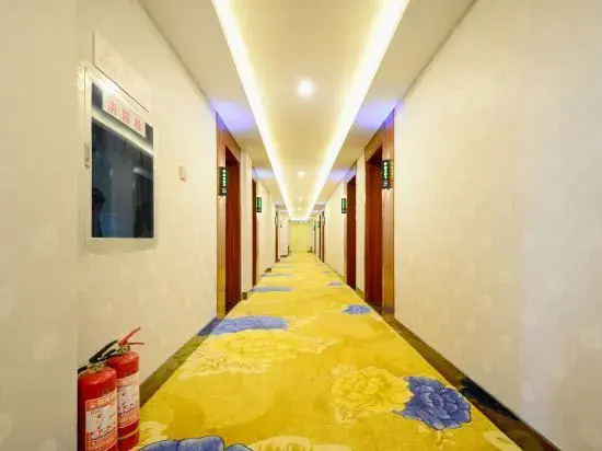 Ruixin Express Hotel (Taiyuan Railway Station Clothing City)