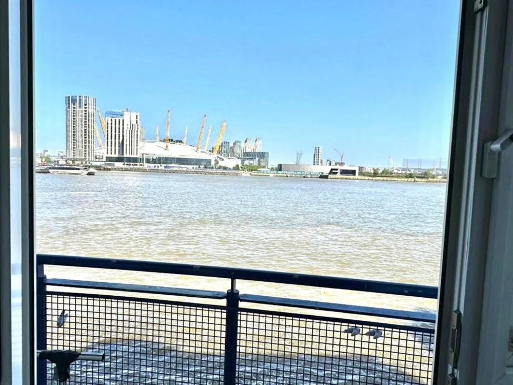 3 Bedroom Riverview Flat Canary Wharf Free Parking
