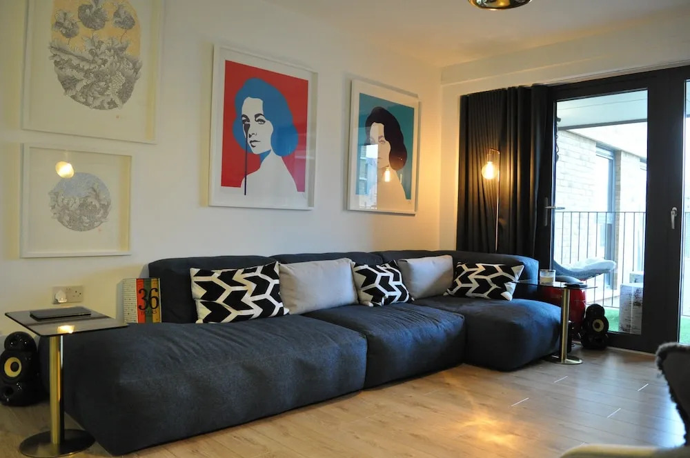 Modern 1 Bed Apartment In Oval