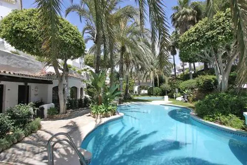 1104 First Line Beach Apartment Golden Beach Pool