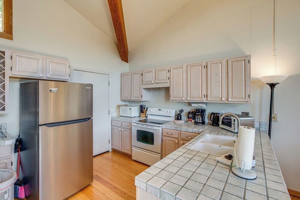 < 1 Mi to Diamond Peak: Townhome w/ Lake Views