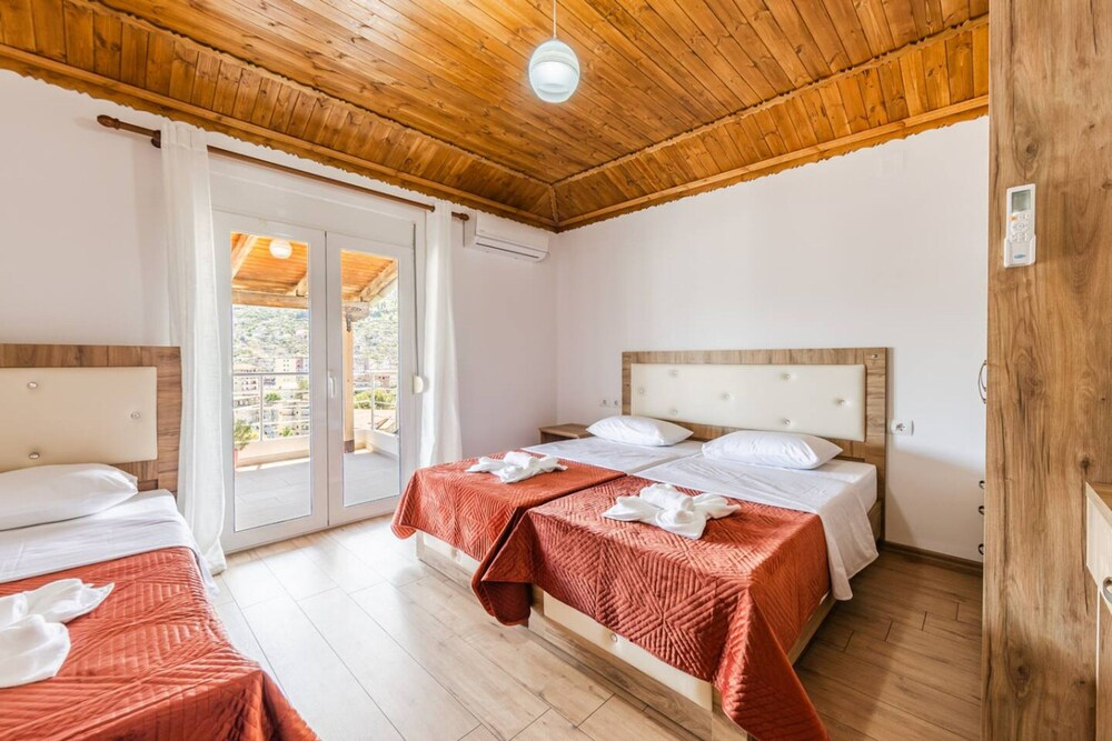 Hillside Apartment Gjirokast r 2BR With Balcony